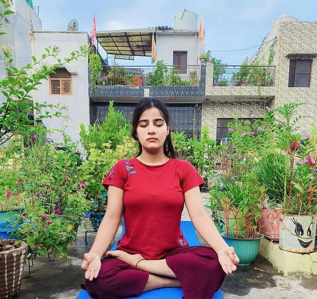 rachana-upadhyay-practicing-yoga-in-garden