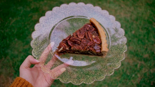The invention of what product skyrocketed the popularity of pecan pie?
